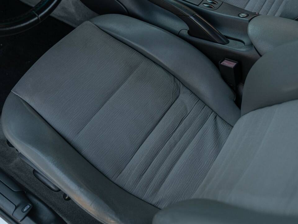 Image 32/50 of Porsche Boxster (1997)