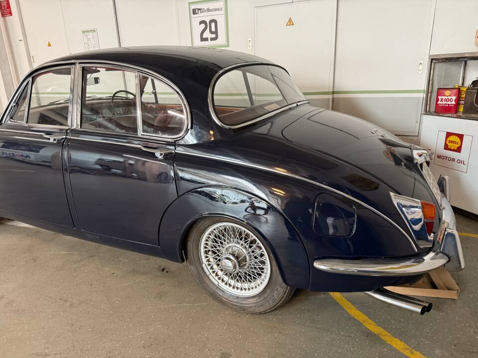 Image 7/22 of Jaguar 240 (1968)