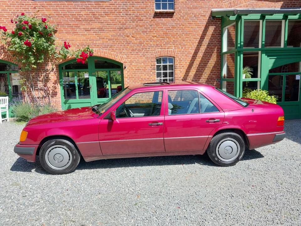 Image 2/15 of Mercedes-Benz 230 E (1990)