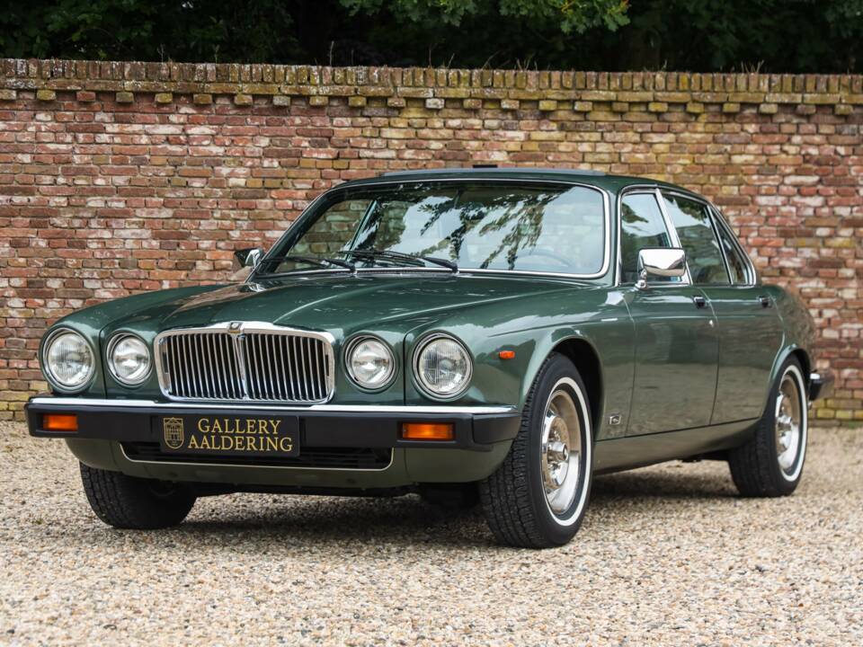 Image 1/50 of Jaguar XJ 6 4.2 (1985)