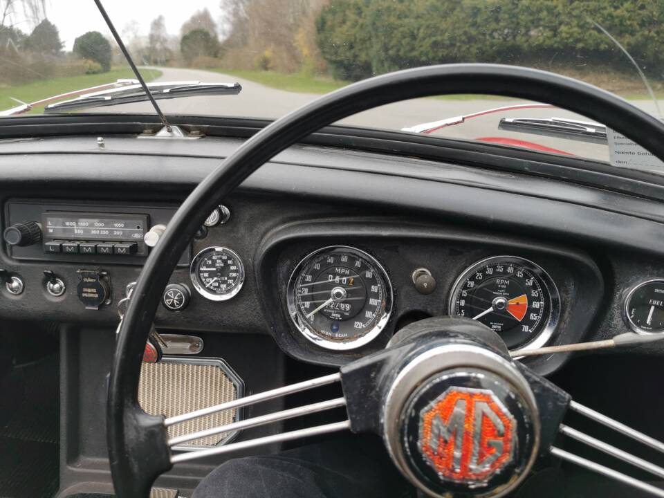 Image 14/58 of MG MGB (1968)