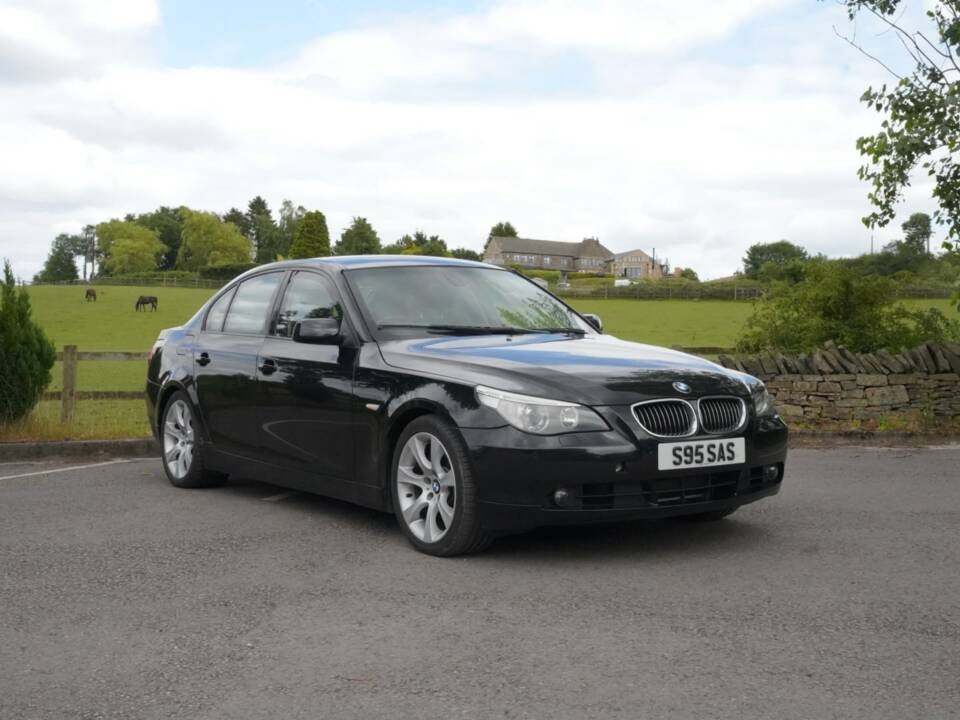 Bild 23/48 von BMW 550i (2006)