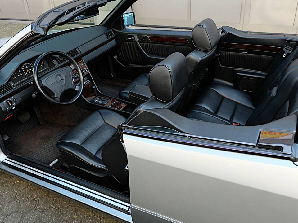 Image 19/74 of Mercedes-Benz E 320 (1997)