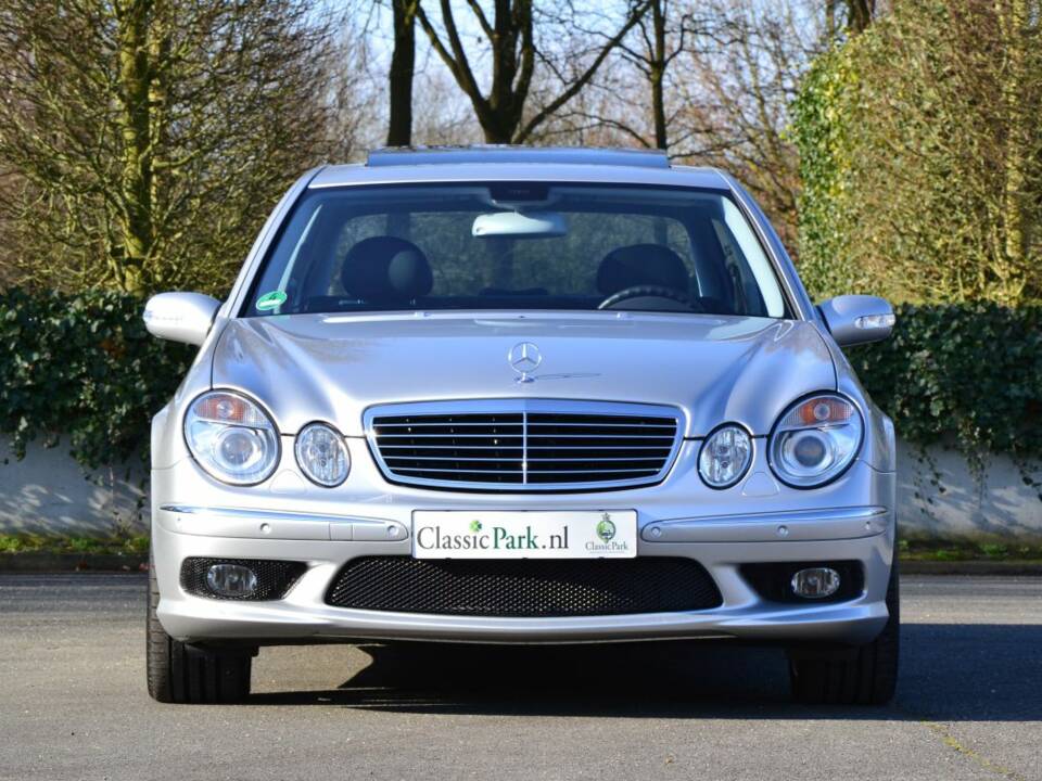 Imagen 2/100 de Mercedes-Benz E 55 AMG (2003)