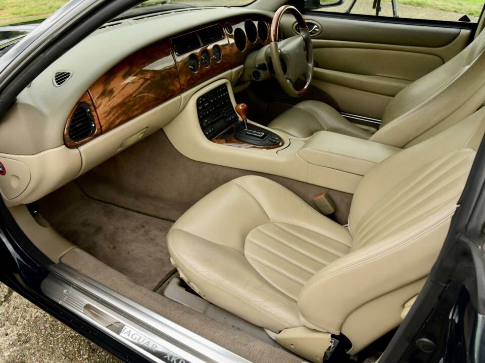 Image 29/50 of Jaguar XKR (2000)