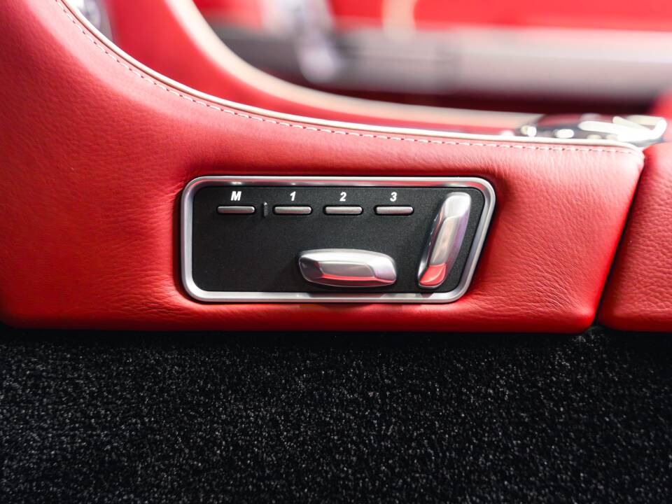 Image 32/38 of Aston Martin Virage (2012)