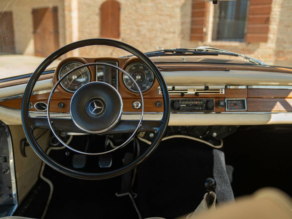 Immagine 26/50 di Mercedes-Benz 220 SE b (1964)