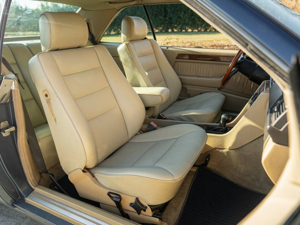 Afbeelding 21/50 van Mercedes-Benz 200 CE (1992)