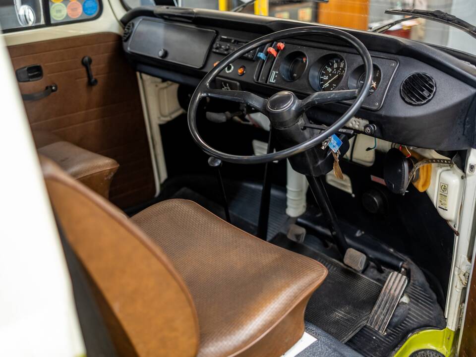 Image 47/47 of Volkswagen T2b Camper (1977)