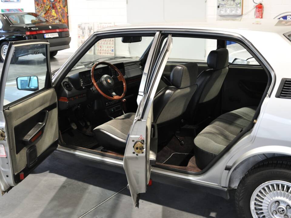 Image 18/49 of Alfa Romeo Alfetta 2.0 (1983)