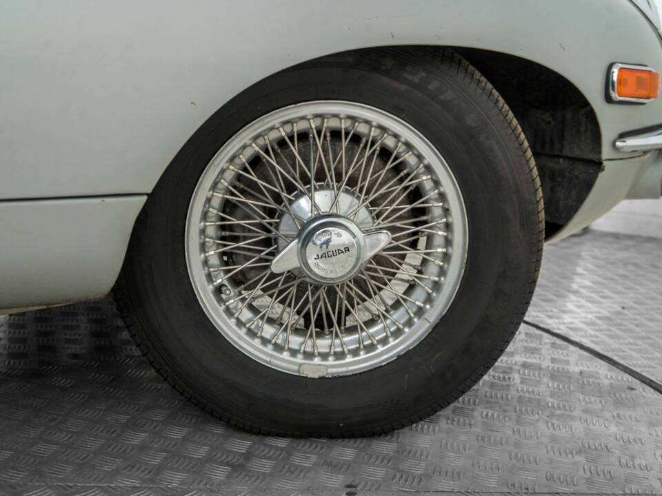 Image 40/47 de Jaguar E-Type (1969)
