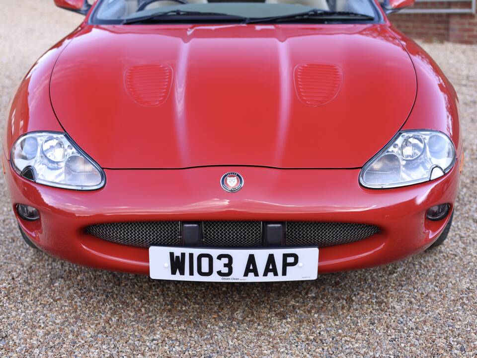 Image 35/50 de Jaguar XKR (2000)