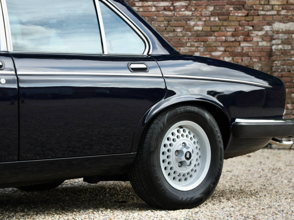 Imagen 22/50 de Jaguar XJ 12 (1985)