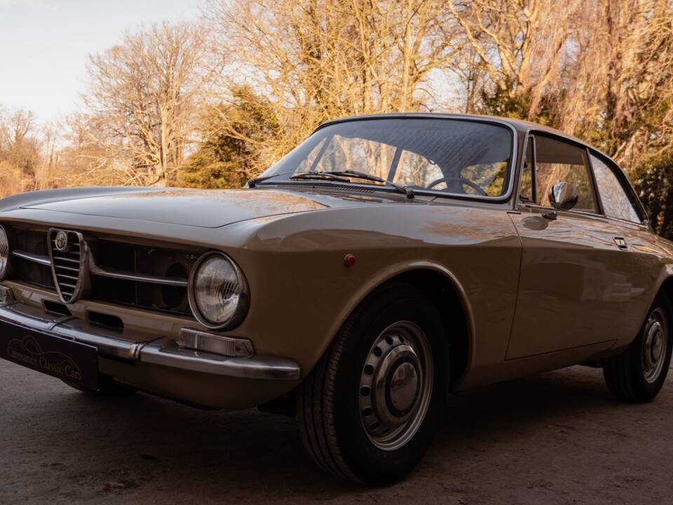 Image 4/54 of Alfa Romeo Giulia GT 1300 Junior (1972)