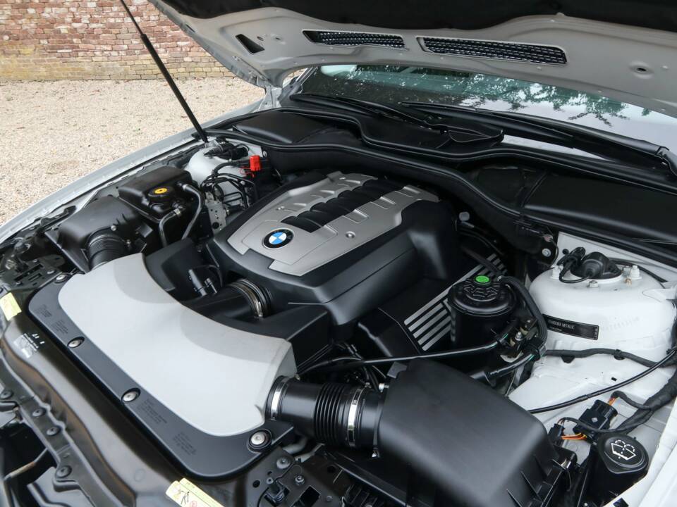 Immagine 36/50 di BMW 750i (2007)