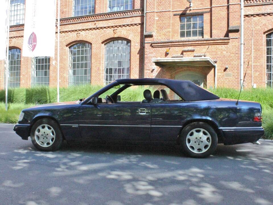 Image 6/21 of Mercedes-Benz E 320 (1995)