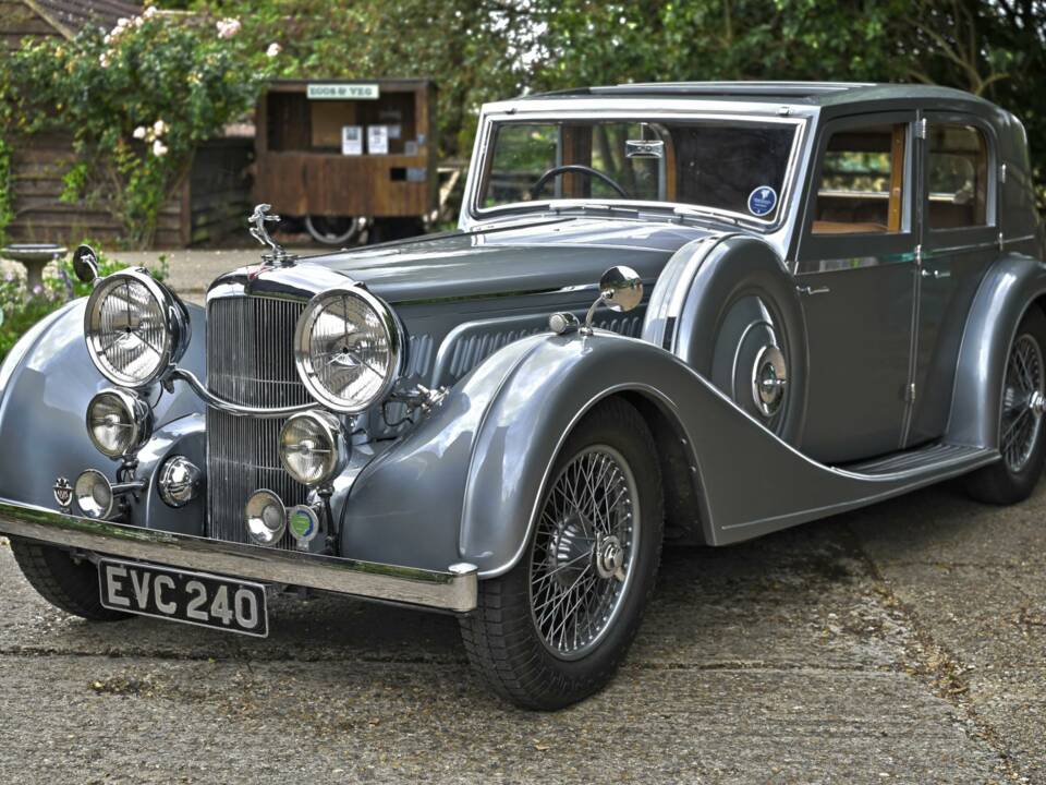Image 8/50 of Alvis 4.3 Liter Saloon (1940)