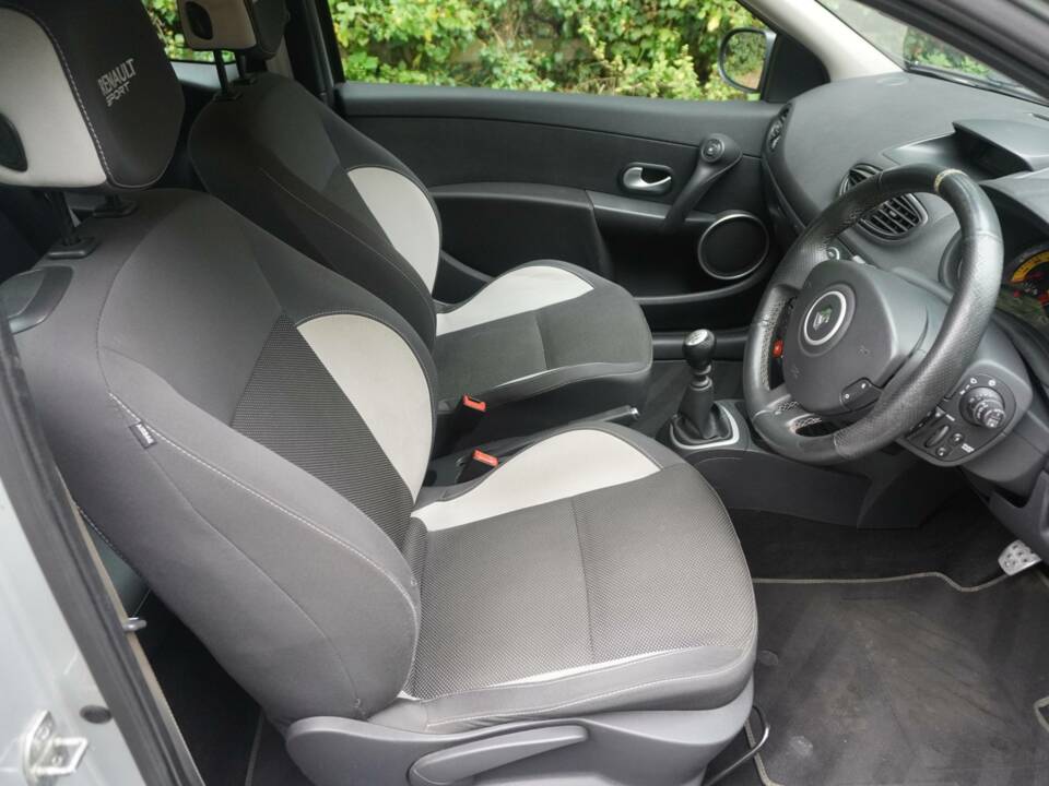 Bild 9/18 von Renault Clio Gordini R.S. (2010)
