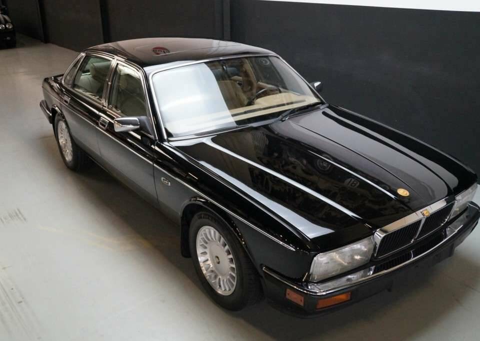 Image 21/47 of Jaguar XJ12 6.0 (1994)