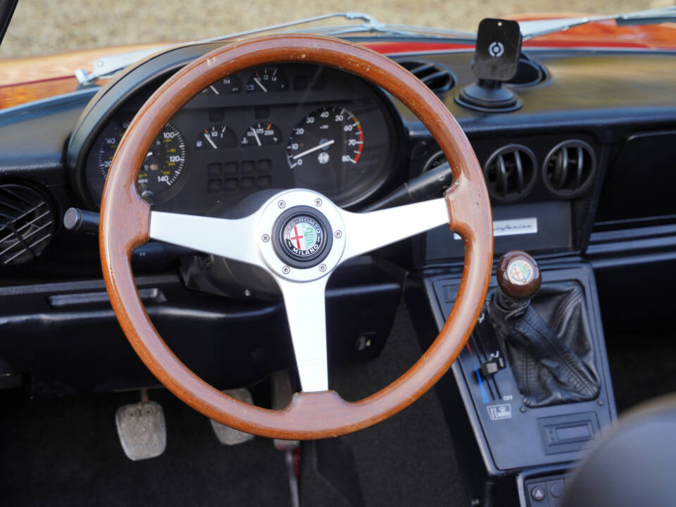 Immagine 17/50 di Alfa Romeo 2.0 Spider (1988)