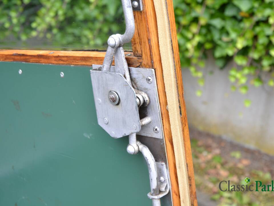 Image 36/50 of Morris Minor 1000 Traveller (1964)