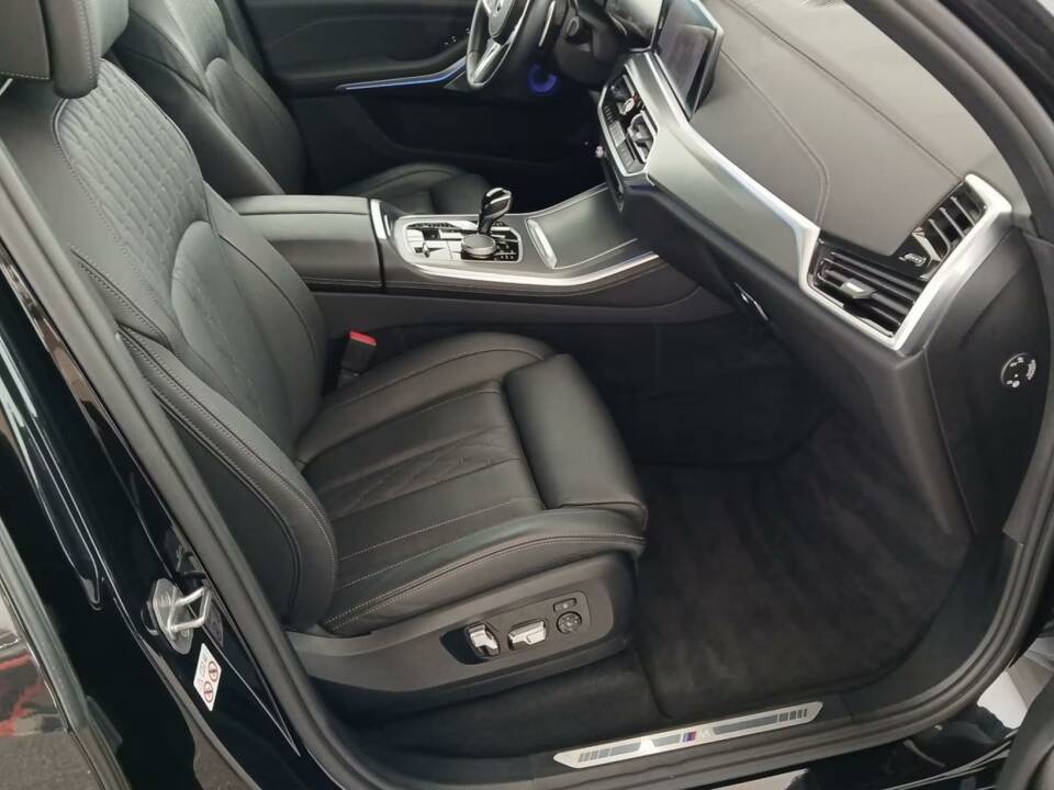 Image 5/9 of BMW X5 xDrive45e (2022)