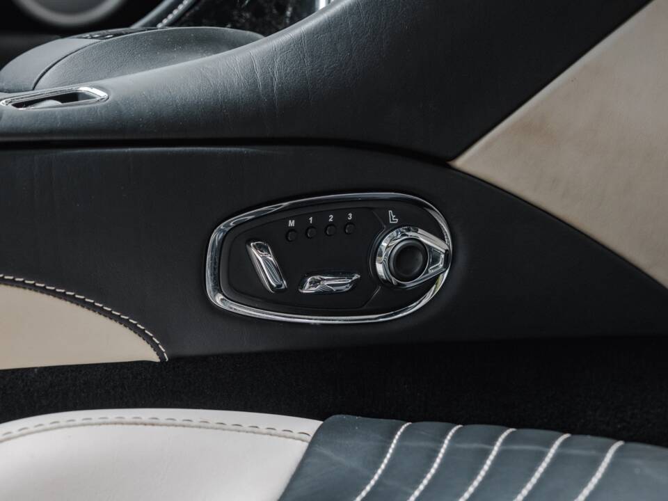 Image 7/39 of Aston Martin DB 11 Volante (2018)