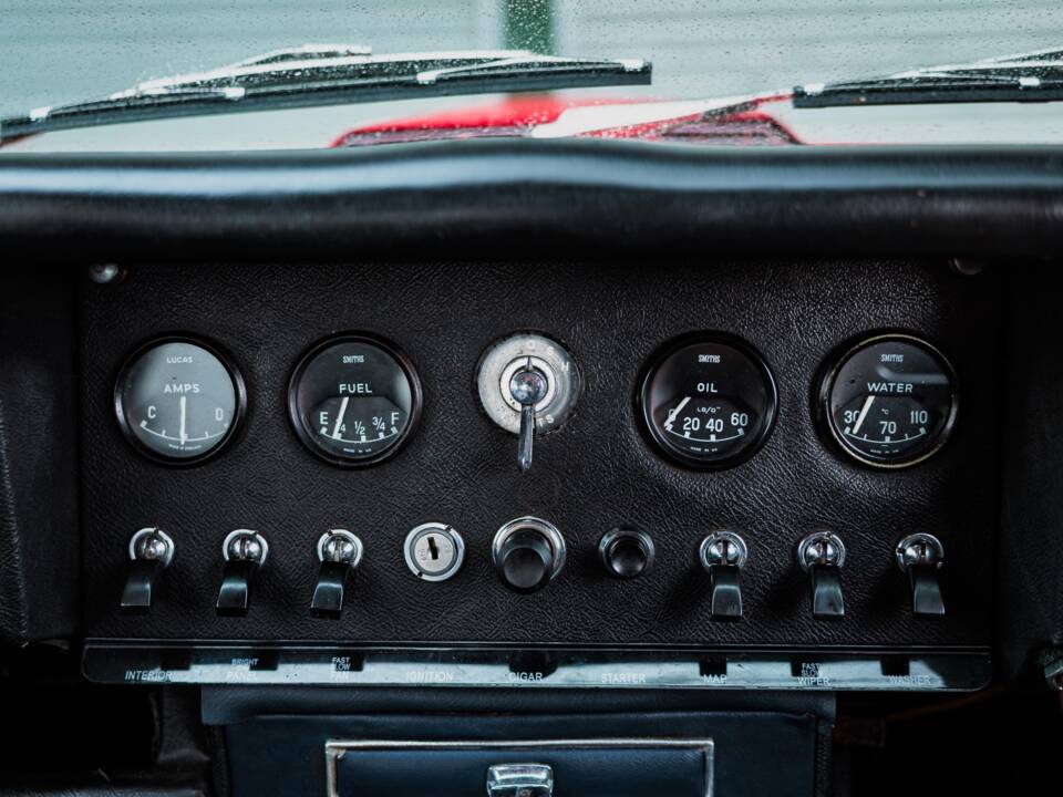 Image 31/46 of Jaguar E-Type (2+2) (1966)