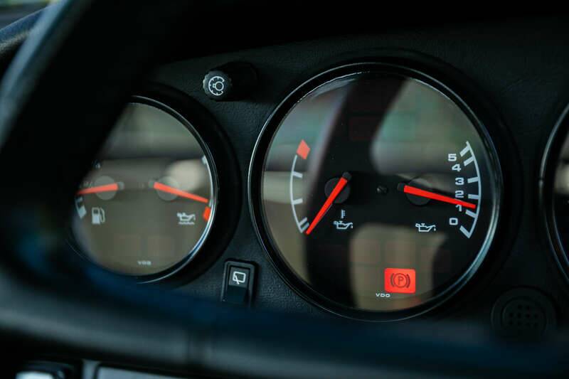 Image 17/38 of Porsche 911 Carrera 4 (1990)