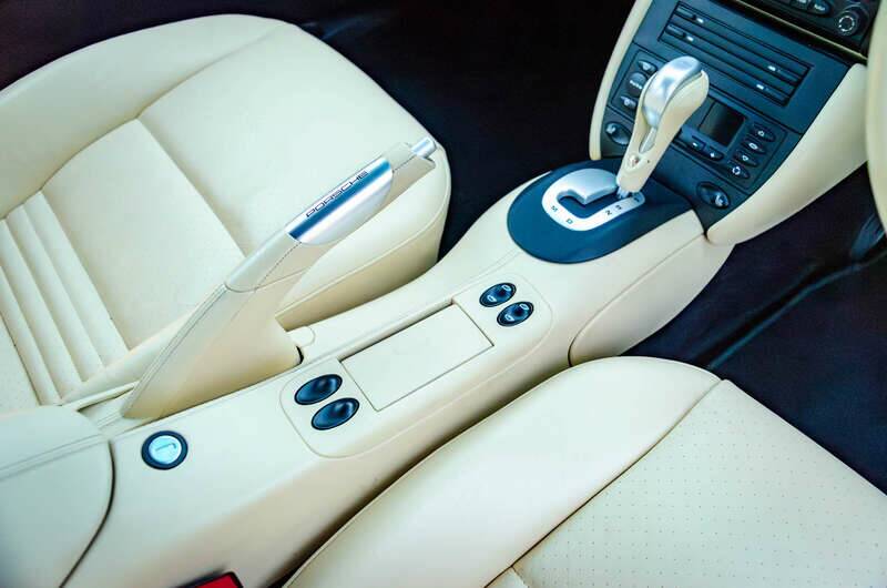 Image 13/17 of Porsche 911 Carrera 4S (2004)