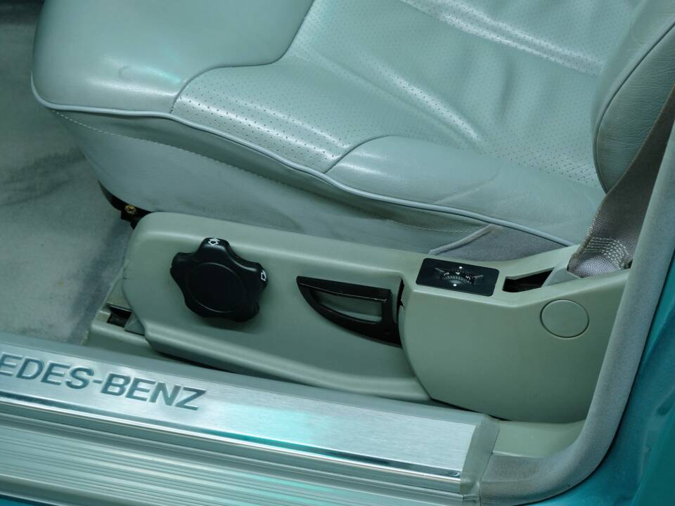 Bild 28/50 von Mercedes-Benz 300 SE (1991)