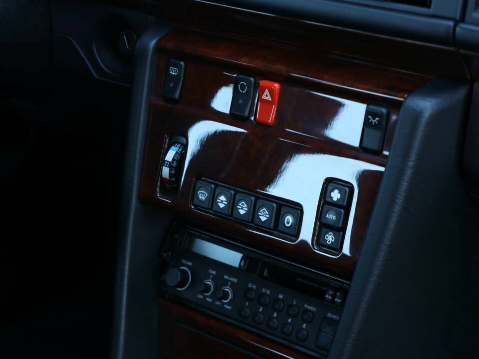 Image 29/50 of Mercedes-Benz 200 E (1992)
