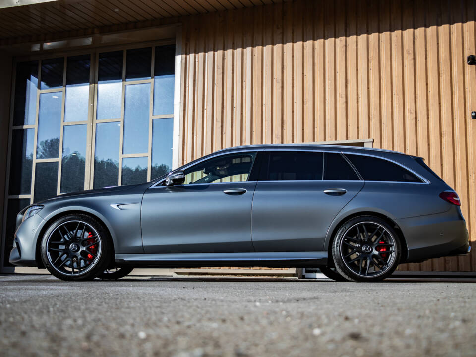 Bild 7/28 von Mercedes-Benz AMG E 63 S 4MATIC+ T (2017)