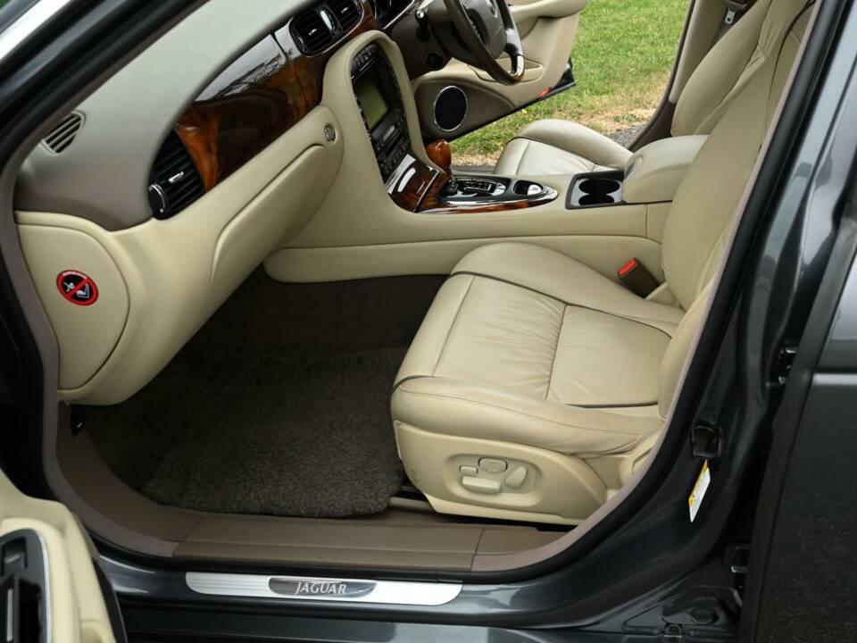 Image 23/50 of Jaguar XJ 8 4.2 (2007)