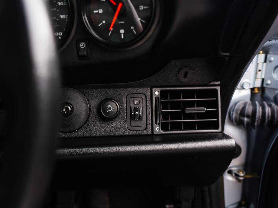 Image 35/60 of Porsche 911 Targa (1996)
