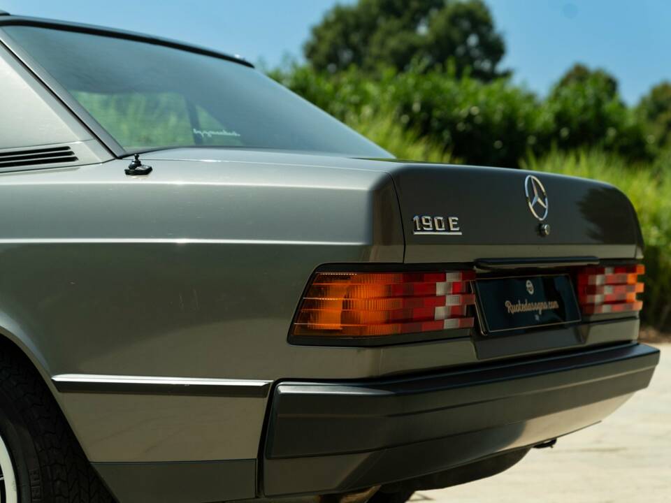 Bild 27/50 von Mercedes-Benz 190 E (1987)