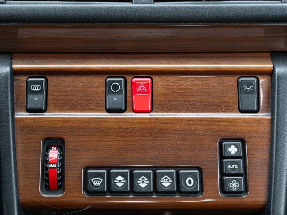 Bild 37/48 von Mercedes-Benz 200 CE (1990)