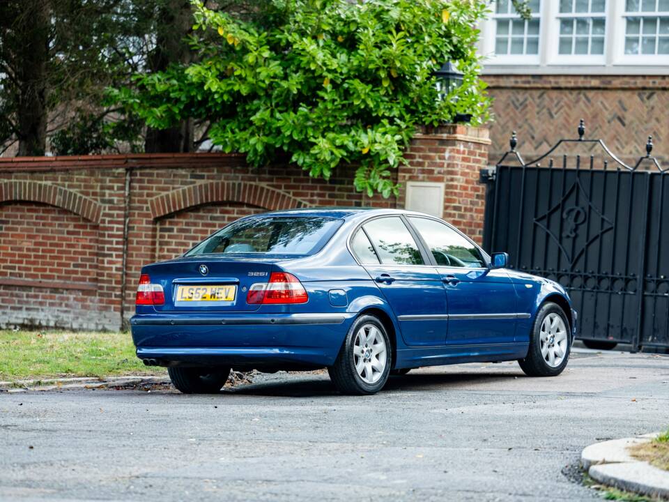 Image 17/38 of BMW 325i (2002)