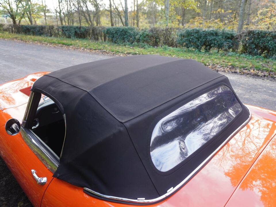 Image 16/18 de Jaguar E-Type (1968)