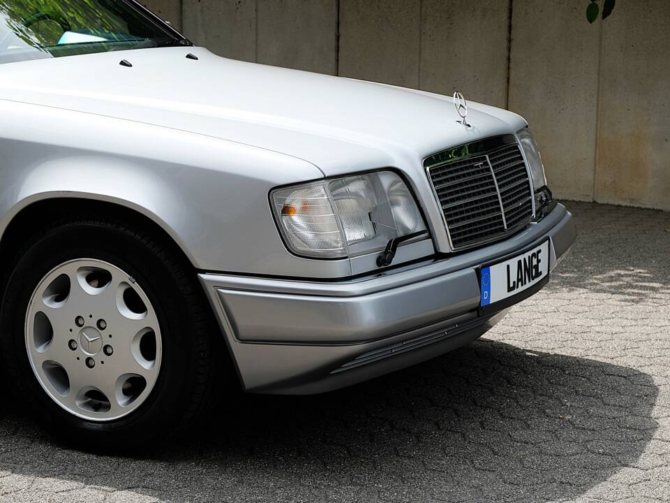 Image 13/69 of Mercedes-Benz E 320 (1994)