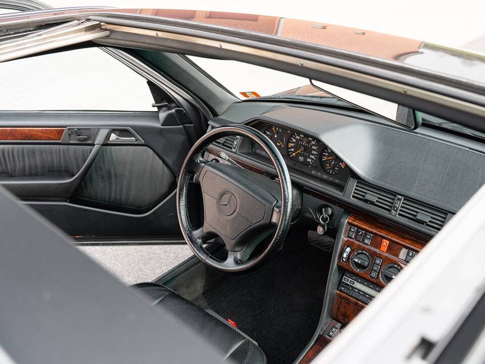 Bild 48/61 von Mercedes-Benz 500 E (1992)