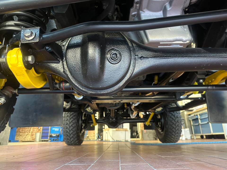 Image 25/30 of Land Rover Defender 90 "Limited" (2005)