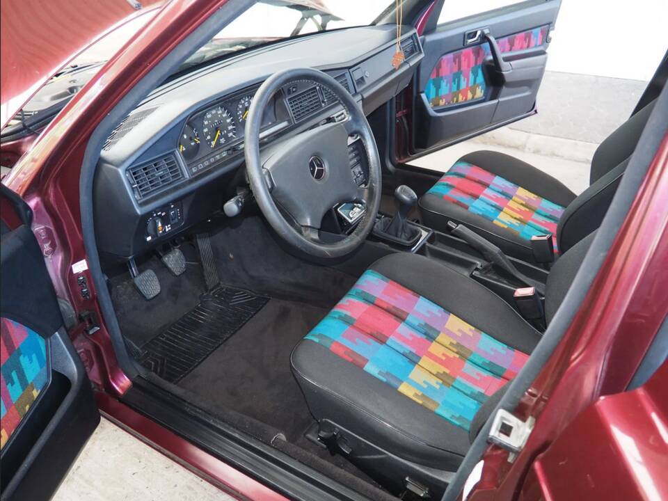 Image 70/137 of Mercedes-Benz 190 E 1.8 Avantgarde &quot;Rosso&quot; (1992)