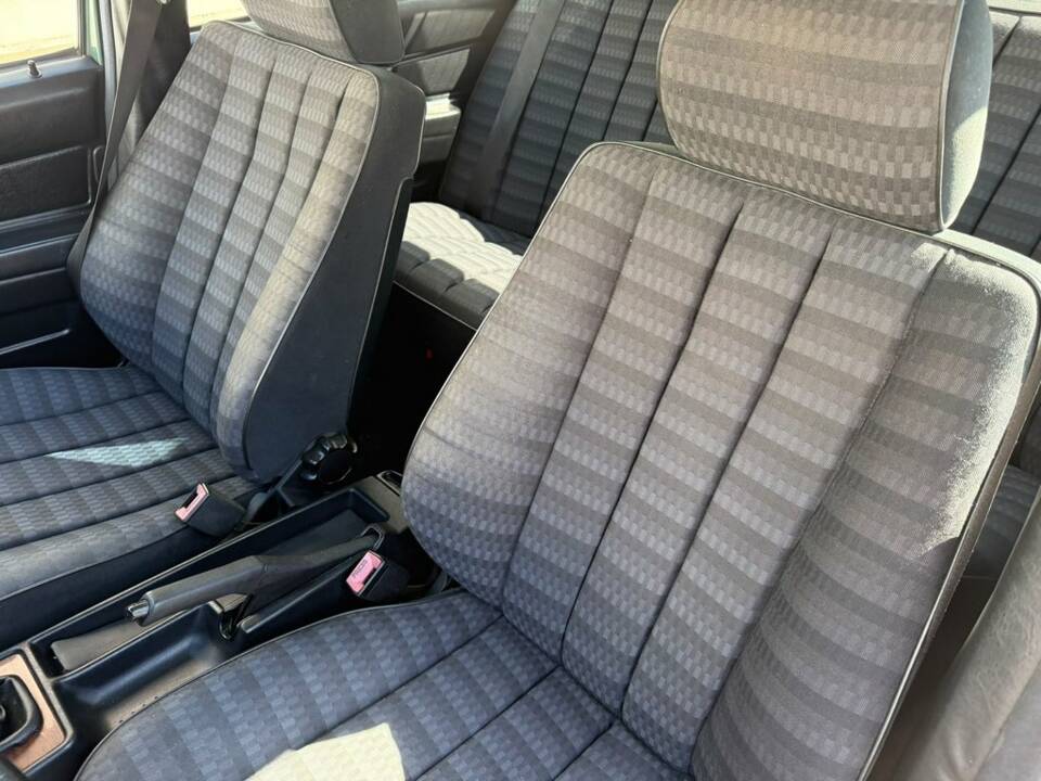 Image 8/8 of Mercedes-Benz 190 E 1.8 (1992)