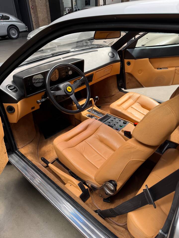 Image 13/23 of Ferrari Mondial Quattrovalvole (1985)
