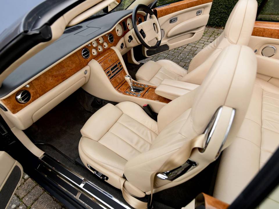 Image 33/50 of Bentley Azure (2007)