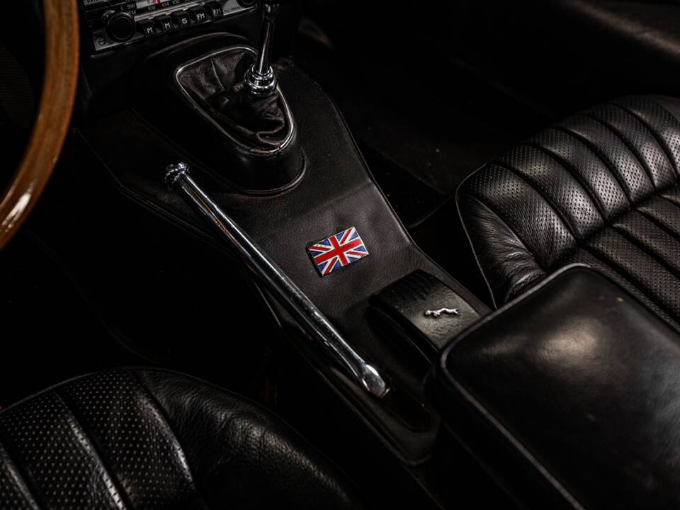 Image 15/53 de Jaguar E-Type (1970)
