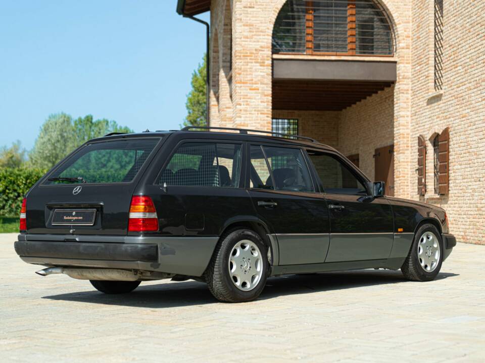 Immagine 6/44 di Mercedes-Benz 200 TE (1992)