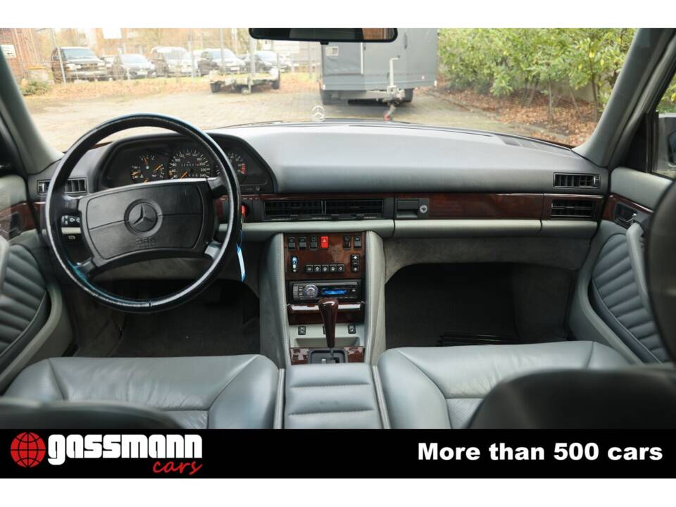 Afbeelding 11/15 van Mercedes-Benz 560 SEL (1990)