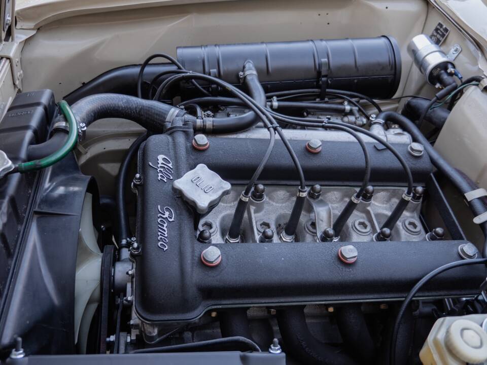Image 39/54 of Alfa Romeo Giulia GT 1300 Junior (1972)
